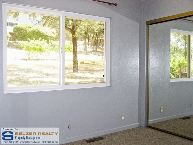 Building Photo - Spacious & fully equipped 4+ bd. home in Deerwood Estates!