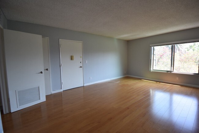 Primary Photo - 4930 Whitsett Ave