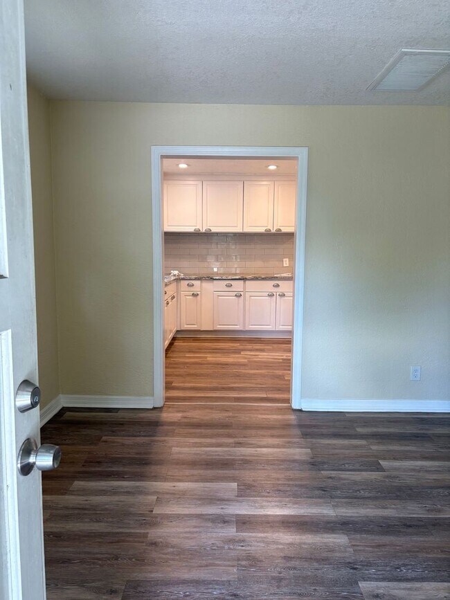 Building Photo - Beautifully Appointed 3/2 w Garage For Ren...