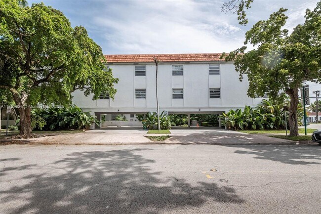 Building Photo - 1114 Douglas Rd