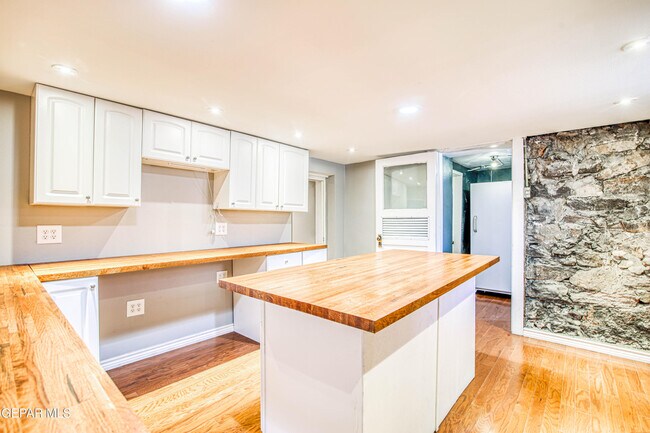 Building Photo - 1701 Elm St