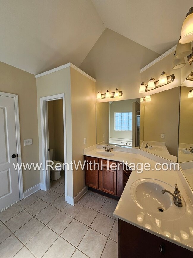 Building Photo - Amazing 4 Bedroom/ 3 Bath Home / Attention...