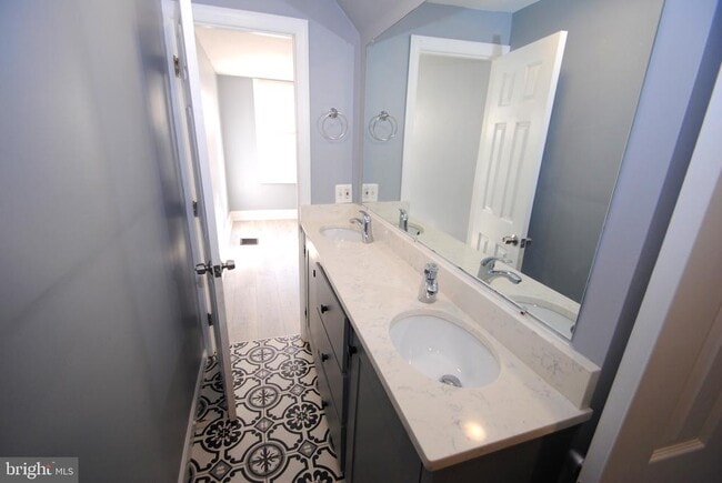 Building Photo - 414 Lawrence St