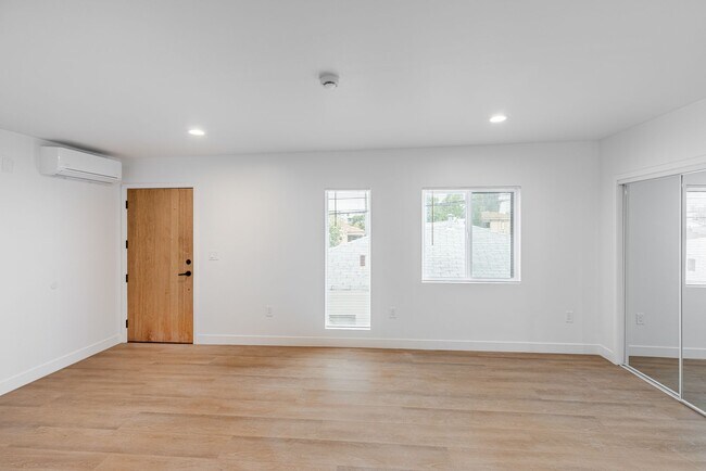 Building Photo - 2236 Burnside Ave