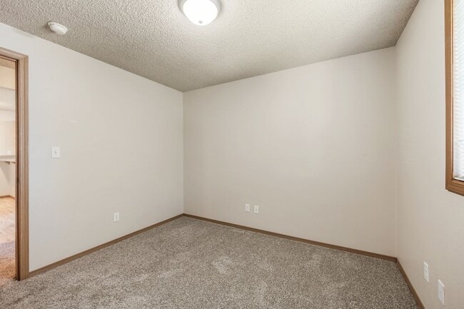 Building Photo - 2 bed 1 bath apartment (4plex building)