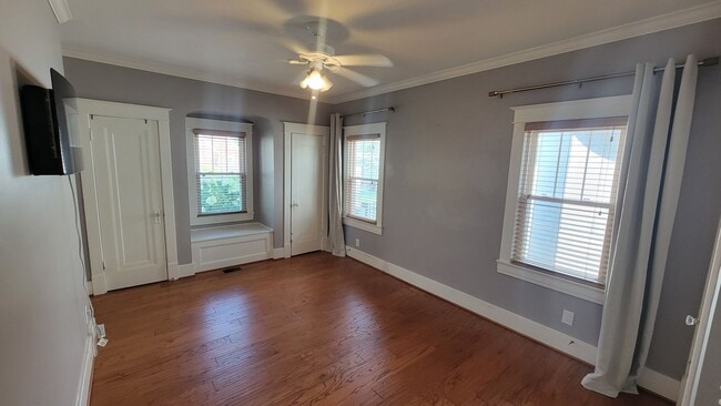 Building Photo - Renovated 3 Bedroom 3 Bathroom