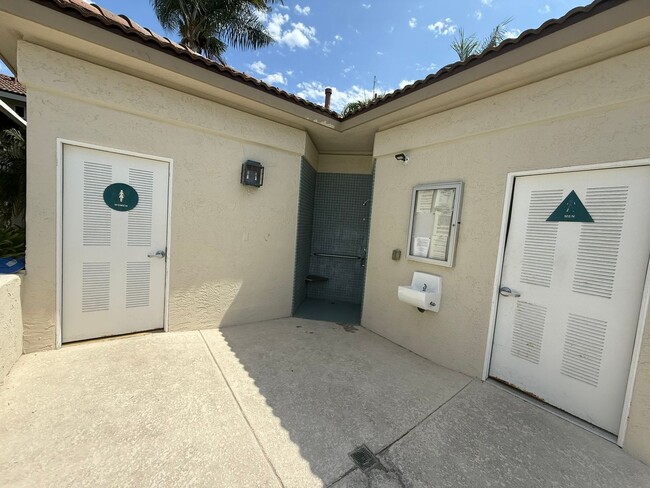 Building Photo - LOCATION LOCATION!! 4BR/3BA Townhome in De...