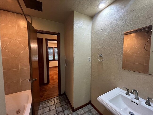 Building Photo - 511 Fleetwood Dr