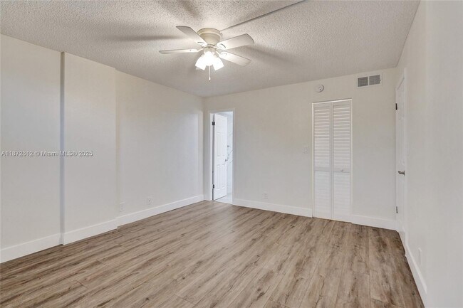 Building Photo - 119 Royal Pk Dr