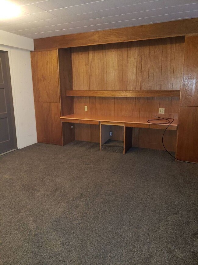 Building Photo - 1065 NE Duncan Ln