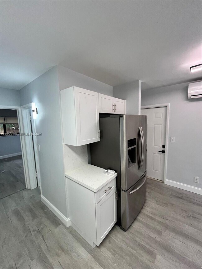 Building Photo - 883 NE 39th St