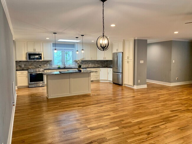 Building Photo - Charming Southern Pines Home on a Spacious...