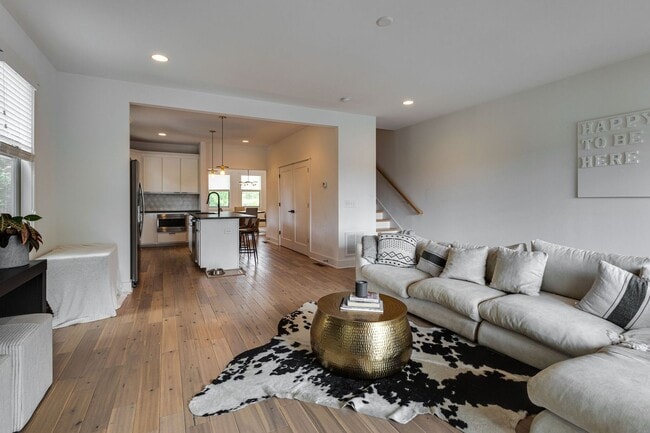 Building Photo - Great modern HPR with garage and view of the river!