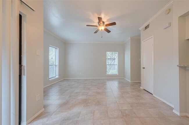 Building Photo - 2025 Augusta Dr