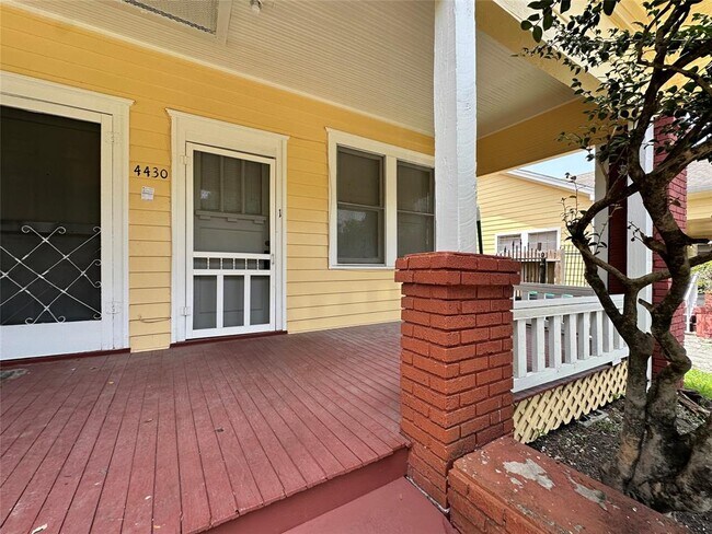 Primary Photo - 4430 Bell St