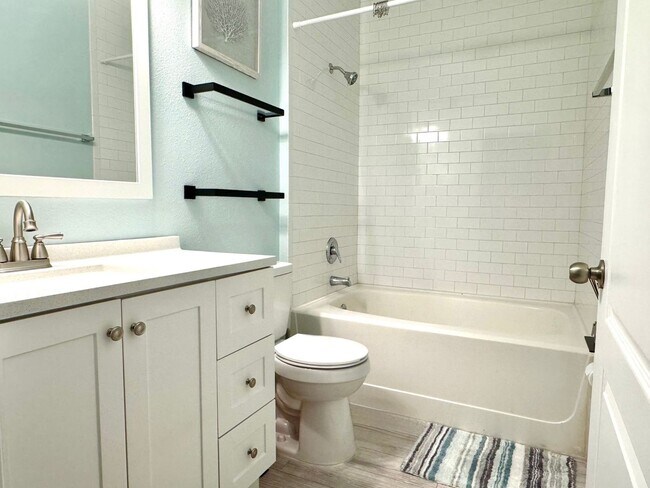 Building Photo - 2 Bedroom/ 2 Baths / 2 Car Garage Condo Fo...