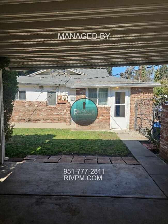 Building Photo - This centrally located Riverside duplex will go fast!!