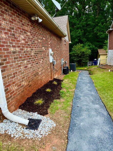 Building Photo - 202 Oakwood Cir
