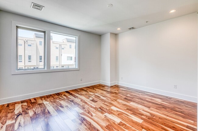 Building Photo - 740 S Christopher Columbus Blvd