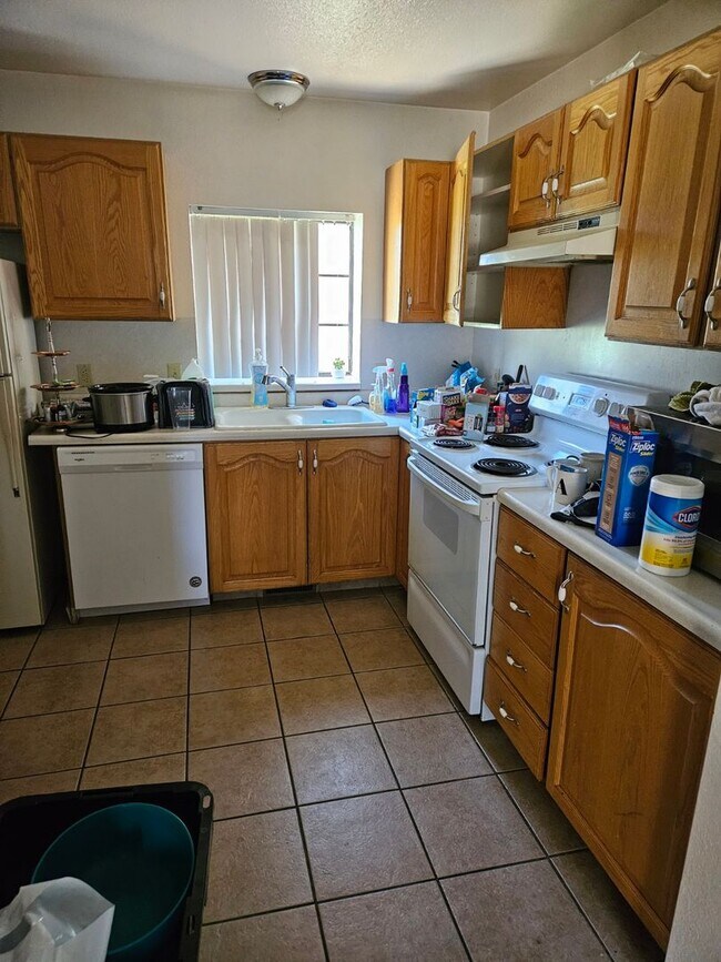 Building Photo - 2 bedroom, 1 bath apartment available in N...