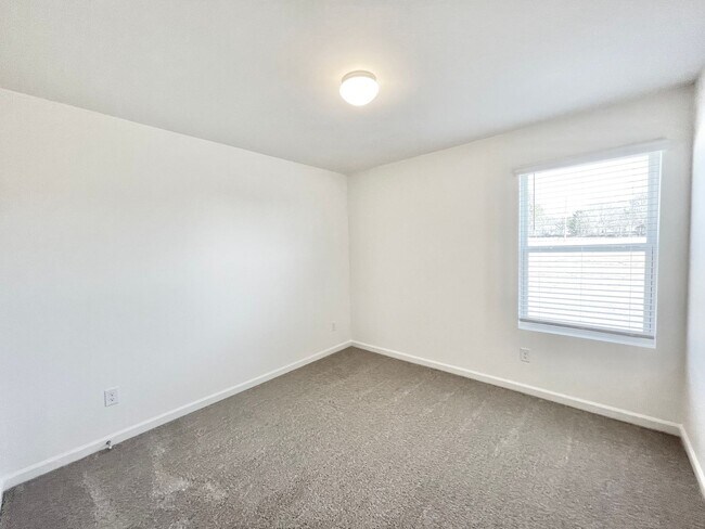 Building Photo - 3BD Townhome in Concord Lakes Minutes from...