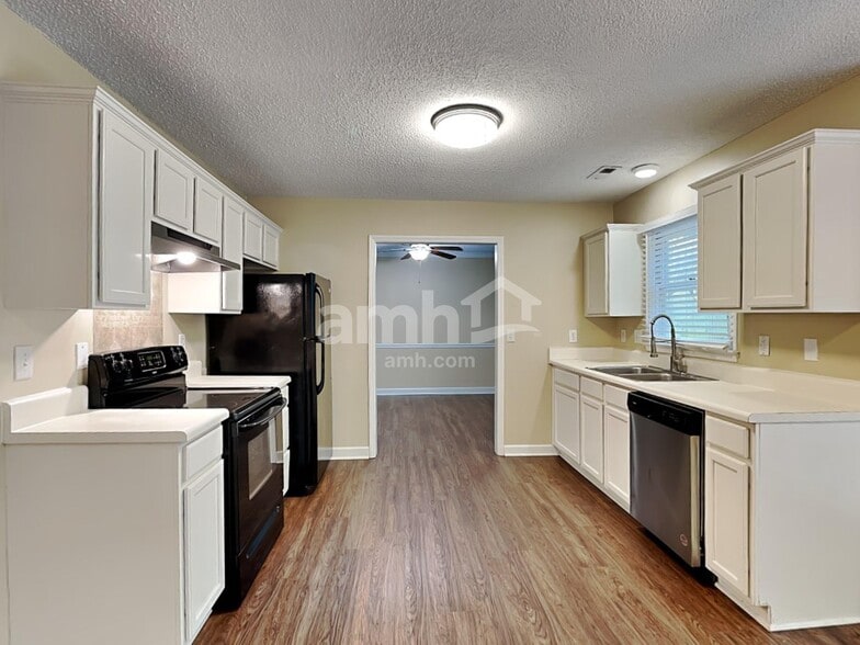 Building Photo - 3100 Twatchman Dr