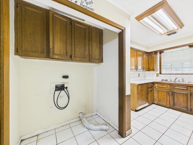 Building Photo - 4 Bedroom/3 Bathroom Home Available NOW!