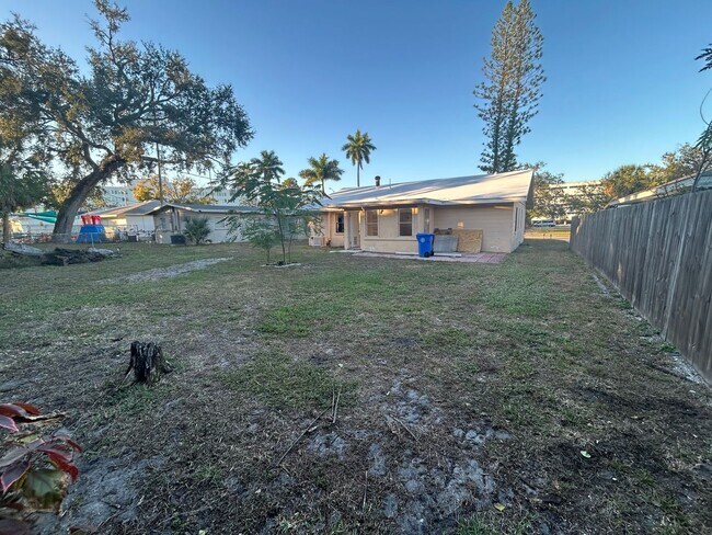 Building Photo - Spacious 3/2 home available now, and conveniently located near downtown and Manatee Hospital