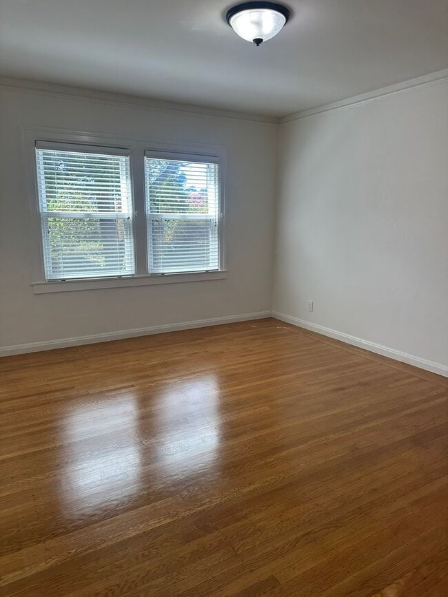 Building Photo - Bright & Charming Miraloma Home