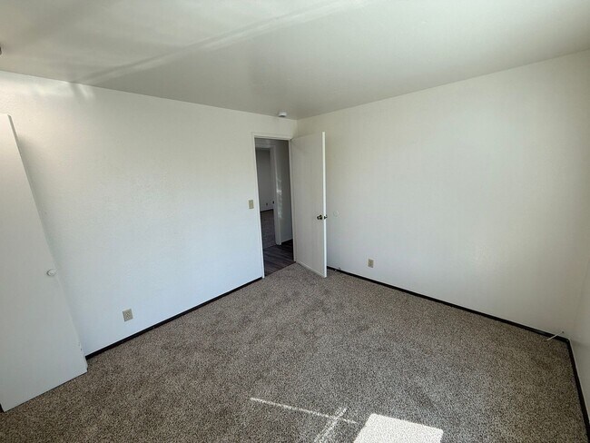 Building Photo - 1488 Palace Dr NE