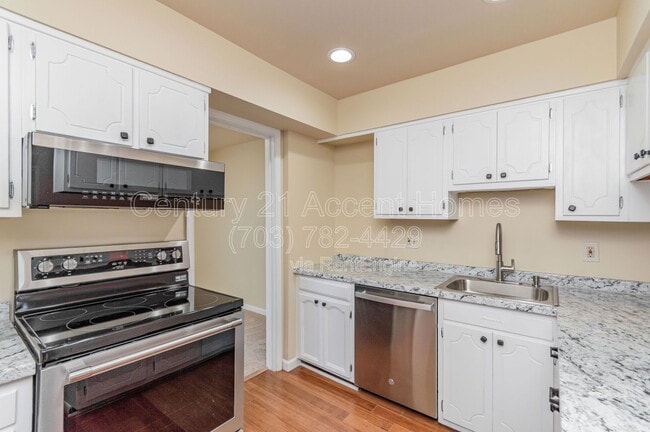 Building Photo - 14447 Cool Oak Ln