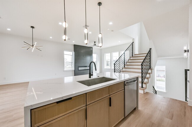 Building Photo - 3808 Ennis St