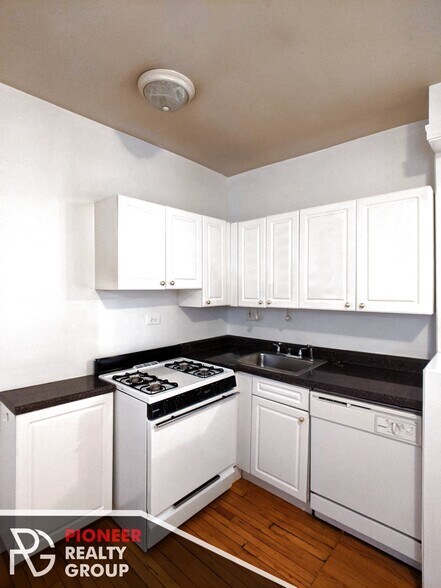 Building Photo - 3720 N Pine Grove Ave