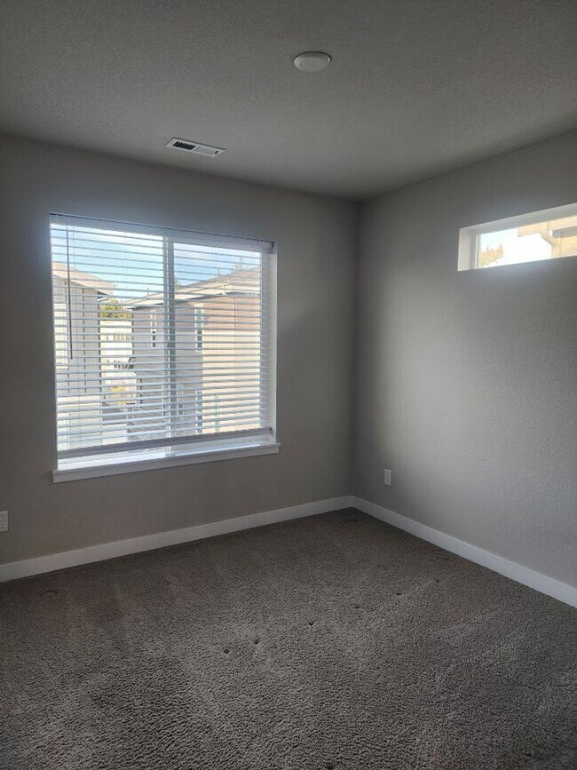 Building Photo - Long Realty & Property Management - Nearly New Home in Aurora **Half Off Rent June 2026**