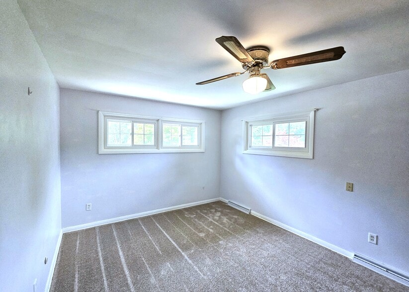 Upper Level- Primary Bedroom 4- 14.5x11.4 - 172 Lincoln Hill Dr
