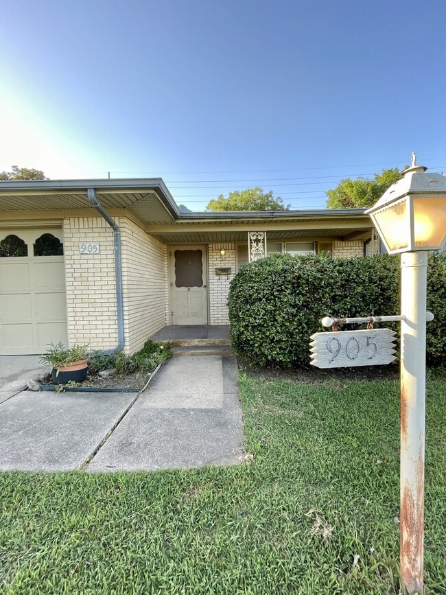 Building Photo - 905 Cottonwood St