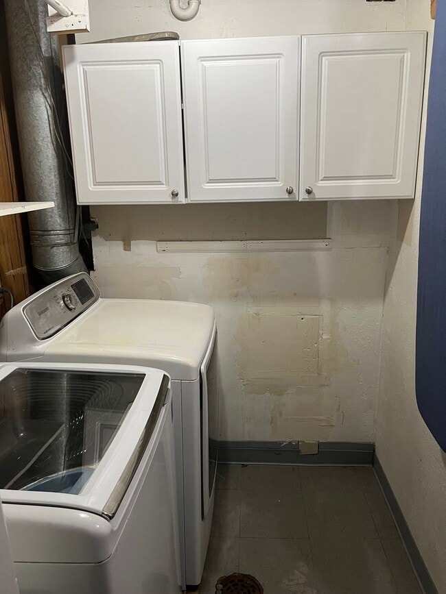 Building Photo - Beautifully Renovated 4bd 3bth Home Move I...