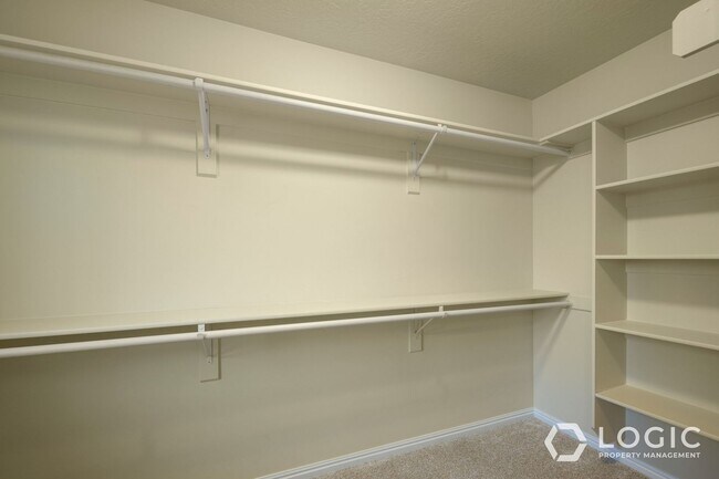 Building Photo - 692 W Chase Ln