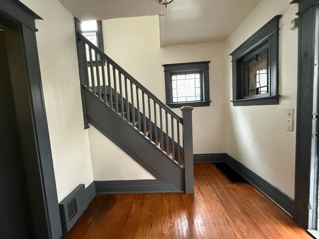 Building Photo - NICE 3 BEDROOMS WITH FULL BATH MOVE-IN READY!