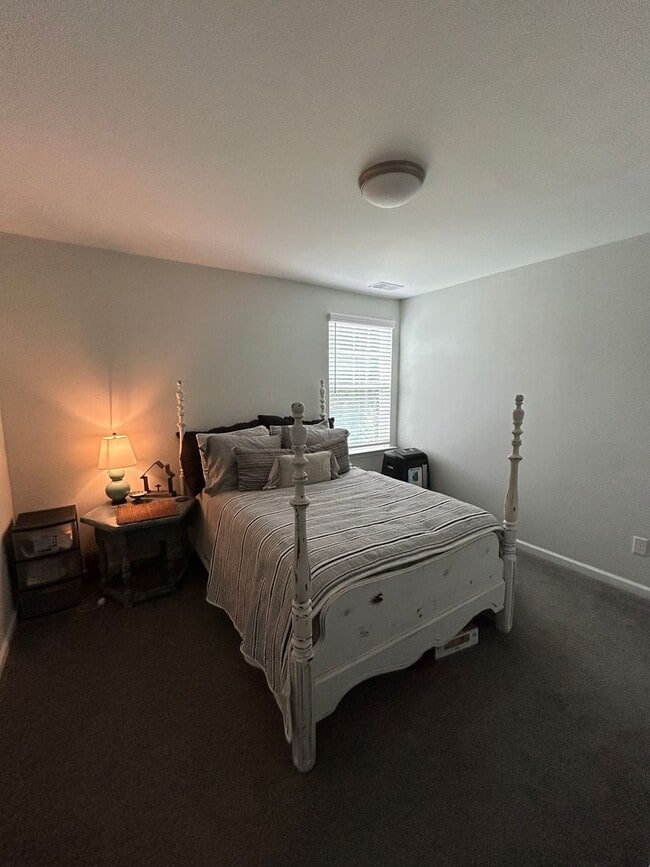 Building Photo - Perfect blend of luxury and comfort