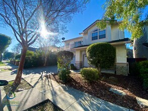 Building Photo - $6995-Amazing 4 Bed/3 Bath Home in Mtn. Vi...