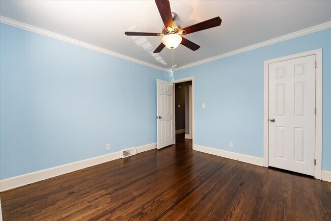 Building Photo - 5400 Farmbrook Dr