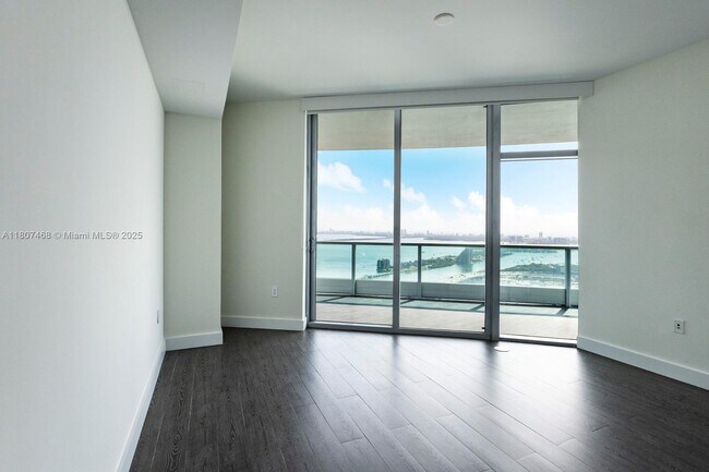 Building Photo - 900 Biscayne Blvd
