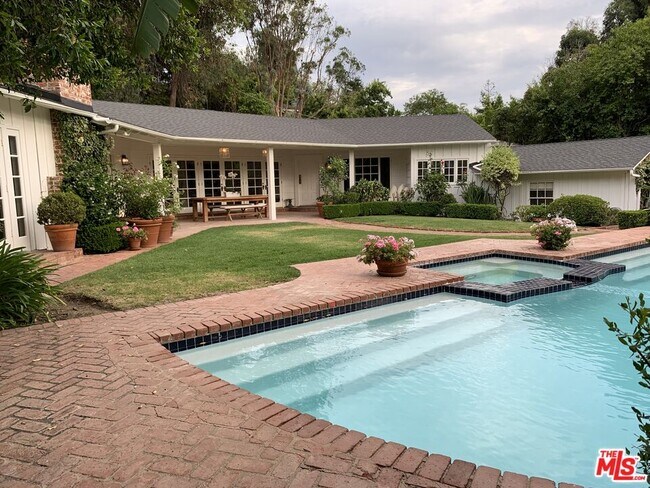 Building Photo - 8050 Mulholland Dr