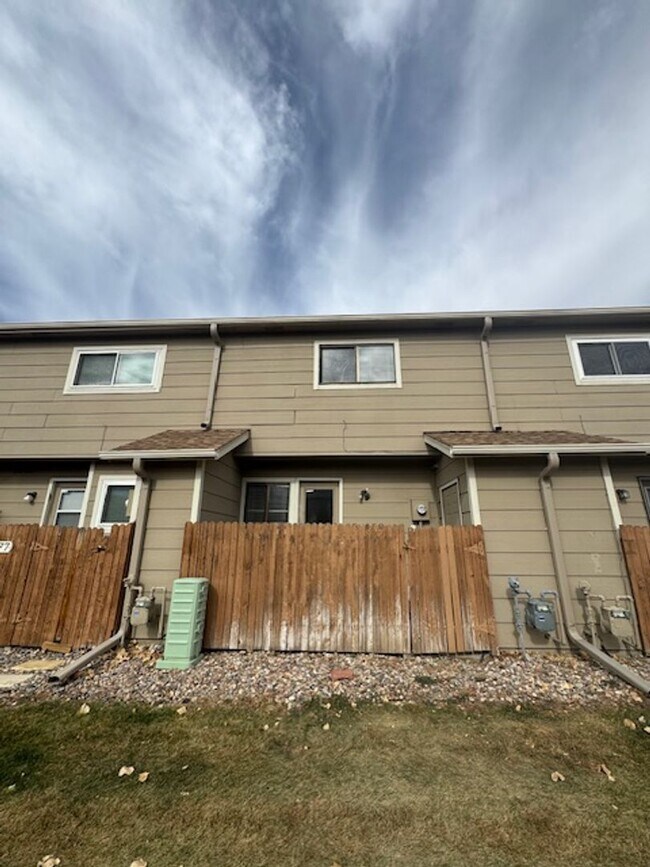 Building Photo - COZY 3BD/2.5BA TOWNHOME near Military Bases - Security Deposit Alternative Available