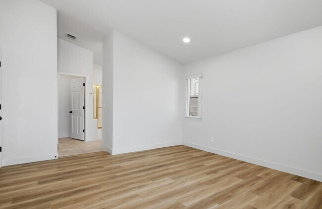 Building Photo - STUNNING DESERT SHORES MINUTES FROM THE LAKES!!!