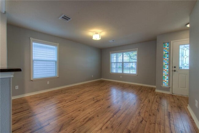 Building Photo - 712 Alamo Plaza Dr