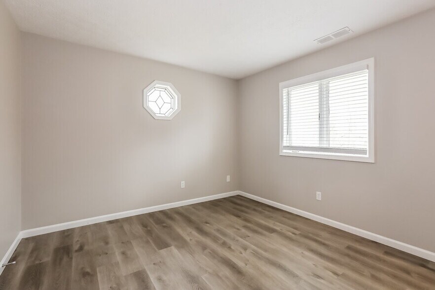 Building Photo - 8460 Countryside Ct