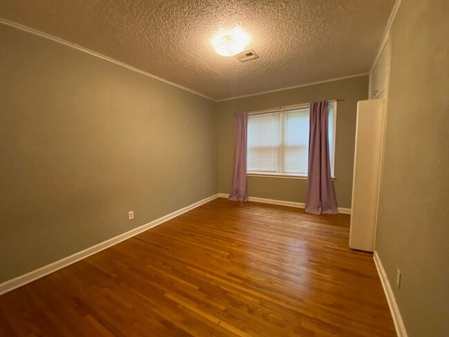 Building Photo - Brookside Charm!!