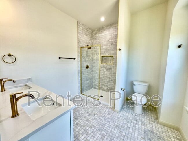 Building Photo - 1140 S Quincy Ave